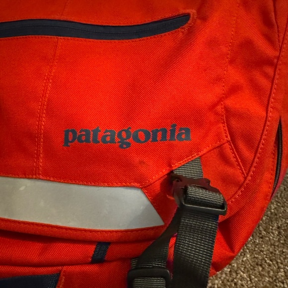 Patagonia Black Hole Messenger Bag - Red - Picture 2 of 6